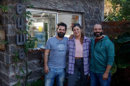 Facundo Bernatene, acuicultor, junto a su mujer, Lucía Perrone, y su hermano y socio Matias