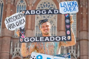 Es goleador de la Primera División y ahora se recibió como abogado