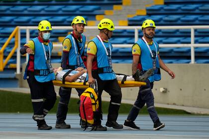 Facundo Buonanotte tuvo que ser retirado en ambulancia luego de su lesión ante Paraguay