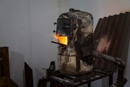Facundo calienta el acero en las llamas.