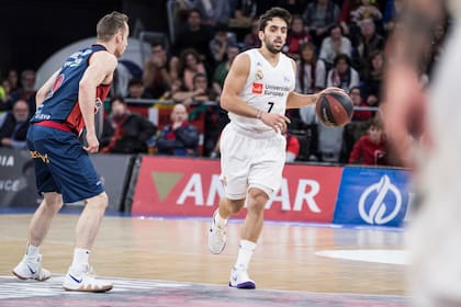 Facundo Campazzo ante la marca de Marcelinho Huerta