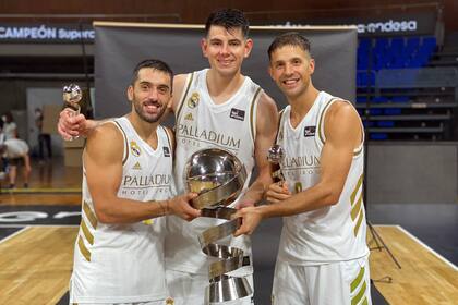 Facundo Campazzo, Deck y Laprovittola sostienen la Supercopa española, que disputaron juntos por Real Madrid como campeones de la Copa del Rey de 2020.