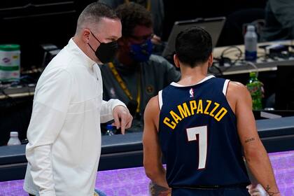 Facundo Campazzo escucha a su entrenador, en el partido de anoche.