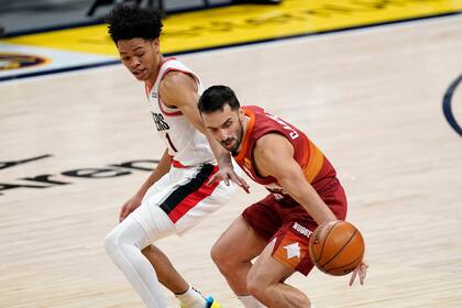 Facundo Campazzo en el robo ante Anfernee Simons