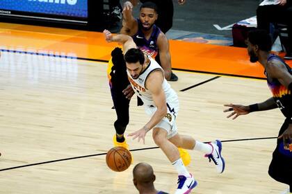 Facundo Campazzo está ante el posible último partido de su primera temporada en la NBA; Denver Nuggets debe derrotar a Phoenix Sunsa para evitar una barrida.