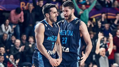 Facundo Campazzo festeja con Patricio Garino en el cierre del éxito de anoche frente a Canadá