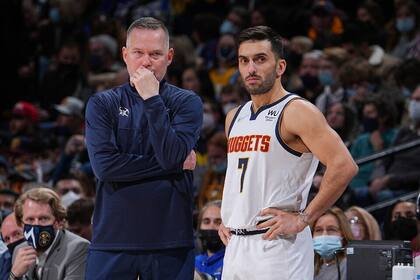 Facundo Campazzo junto a quien fuera su coach en Denver, Michael Malone.