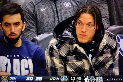 Facundo Campazzo junto al lesionado Aaron Gordon, en el banco de suplentes, en el partido en el que los Nuggets cayeron ante Utah Jazz días atrás