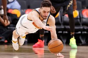 Facundo Campazzo no tiene mucha acción en Denver, sin embargo, no se rinde nunca