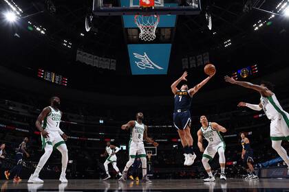 Facundo Campazzo toma un rebote durante el partido de la NBA entre Denver Nuggets y Boston Celtics