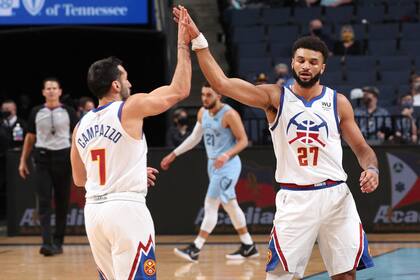 Facundo Campazzo y Jamal Murray se saludan en la primera temporada del argentino en la NBA, en 2021; una grave lesión tuvo meses inactivo al canadiense y le facilitó el protagonismo al argentino en Denver.