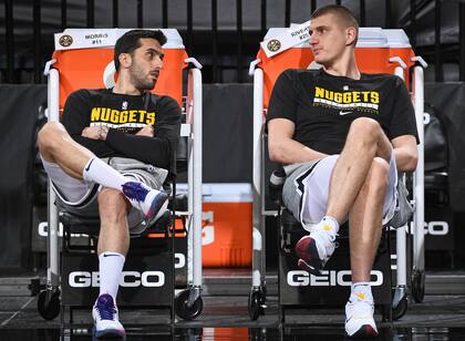 Facundo Campazzo y Nikola Jokic conversan antes del tercer partido del cruce con Portland Trail Blazers; el argentino y el serbio se entienden de maravillas en el armado del juego de Denver.