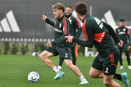 Facundo Colidio, en pleno entrenamiento de River, bajo la atenta mirada de Demichelis