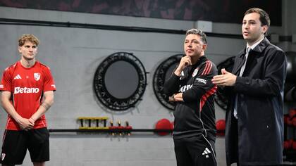 Facundo Colidio mira, Gallardo escucha y el presidente de River, Stefano Di Carlo, habla en River Camp, donde se presentó el martes ante el plantel de futbolistas.