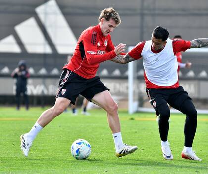 Facundo Colidio y Kevin Castaño en acción en el entrenamiento de este martes en River Camp; River viajará el miércoles a Asunción para jugar el jueves contra Libertad.