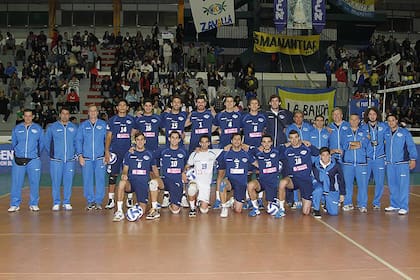 Facundo (con la camiseta número 15) junto a sus compañeros del Lomas, el equipo donde habló por primera vez de su orientación sexual a los 22 años, hace exactamente una década.