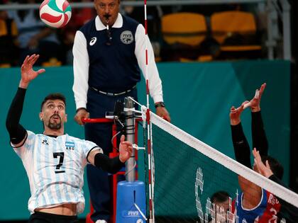 Facundo Conte, una de las figuras del seleccionado argentino de vóleibol, que este jueves afrontará contra Turquía un partido crucial para la clasificación para los Juegos Olímpicos de París.