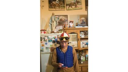 Facundo Coria, cordobés, de 36 años, a primera hora de la mañana en el espacio compartido con otros jockeys, antes de comenzar el entrenamiento