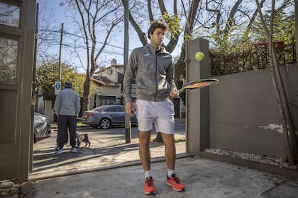 Facundo Díaz Acosta, en la entrada de su casa en La Lucila, el único sitio donde pudo practicar tenis en los últimos cinco meses. 