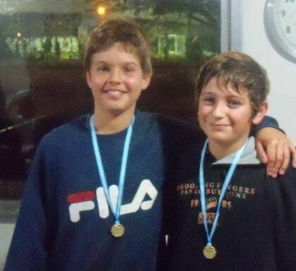 Facundo Díaz Acosta y Mariano Navone, con 12 y 11 años, tras ganar un título de dobles en Nueve de Julio, ciudad en la que nació el segundo