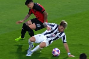 Facundo Farías siente el dolor en la rodilla tras el cruce de Buffarini, durante Talleres-Colón