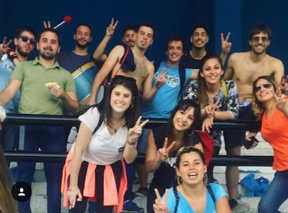 Facundo Galvan (a la izquierda, de celeste y con los dedos en V) durante el encuentro con Cristina Kirchner en Racing