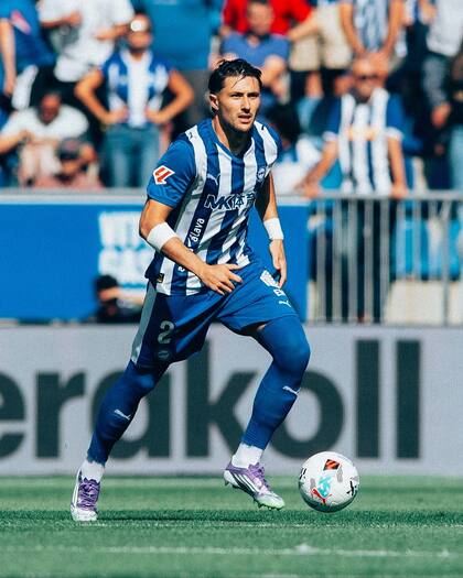 Facundo Garcés se consolidó como titular en el Alavés de España, donde disputó los seis partidos de la temporada