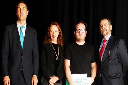 Facundo Gómez Minujín, Presidente de la arteBA Fundación; Sonia Becce, Co-Directora del Premio; Carlos Herrera, artista ganador y Carlos Alberto da Costa, Director General Ejecutivo de Petrobras Argentina