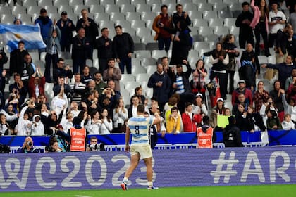 Facundo Isa saluda a hinchas en el Stade de France; los argentinos fueron muchísimos en Saint-Denis, pero la supremacía neozelandesa aplacó todo lo celeste y blanco en la primera semifinal.