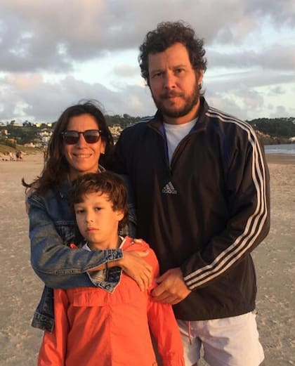 Facundo junto a sus padres, María José Chena y Gabriel Gorga.