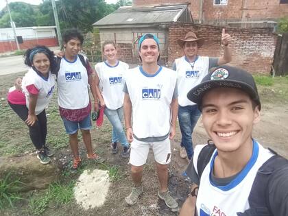 Facundo, junto a un grupo de voluntarios del CAII