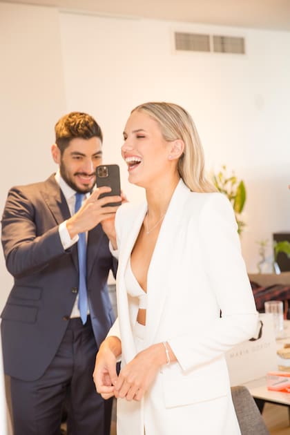 Facundo le toma fotos a Eva en la previa de su casamiento por civil