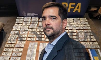 Facundo Leal y dinero