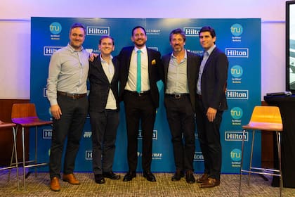 Facundo Lozada, Gerente de Desarrollo de Hilton para Argentina y Uruguay; Juan Corvinos, Vicepresidente Sénior de Desarrollo, Arquitectura y Construcción en Latam y Caribe; Lisando Cristiá, CEO-Fundador de Argenway; Andrés Hillar, Director de Operaciones de Argenway y Pablo Maturana, Vicepresidente de Desarrollo para Sudamérica y El Caribe de Hilton.