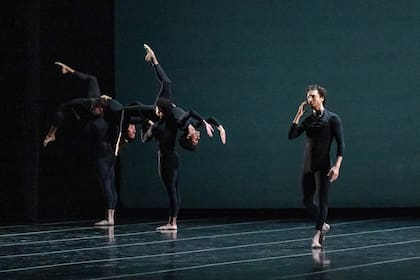 Facundo Luqui asume el rol solista de la segunda obra de la noche: "Come in", de la candiense Azsure Barton", para una veintena de bailarines, todos varones