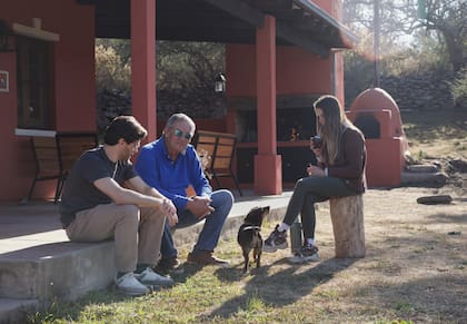 Facundo Macarrón, Marcelo Macarrón y Valentina Macarrón, en una escena del documental
