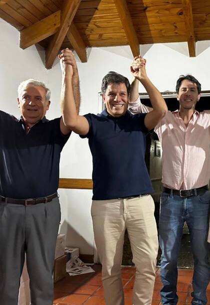Facundo Manes, anoche, en la casa de Berhongaray, con el ganador de la interna pampeana de Juntos por el Cambio y Francisco Torroba (candidato a intendente de Santa Rosa)