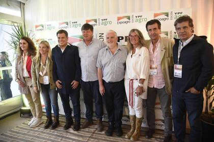 Facundo Manes, con empresarios del sector en la muestra de Expoagro.