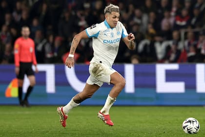Facundo Medina intenta salir desde el fondo; el defensor de la selección se hizo un gol en contra
(Photo by STEPHANE DE SAKUTIN / AFP)