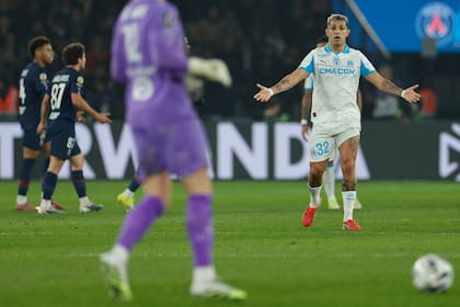 Facundo Medina parece pedir una explicación; el ex River sufrió mucho la velocidad de Dembélé (Photo by GEOFFROY VAN DER HASSELT / AFP)