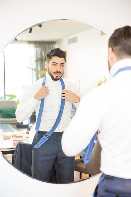 Facundo Moyano vistió traje azul, camisa blanca y una corbata celeste