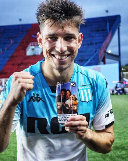 Facundo Mura y el festejo del final, con su novia y su perro, tras el triunfo de Racing ante San Lorenzo en el Nuevo Gasómetro