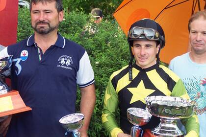 Facundo Ortiz, en un éxito clásico en Río Cuarto, en tiempos pre pandemia, junto al exjockey Juan Cruz Costa