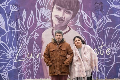 Facundo Ortiz y Marisa Rodríguez, frente al mural en homenaje a su hija, Luna, en el barrio Kanmar, de Benavídez