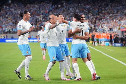 Facundo Pellistri, de espalda, abrió el camino de la goleada de Uruguay sobre Bolivia; el extremo hizo un desgaste emocionante entre ataque y defensa
