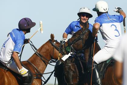 Facundo Pieres asiste al saludo de Camilo y Bartolomé (h.) Castagnola; los hermanos de 16 y 18 años ganaron el partido de más alto handicap de sus cortas vidas polísticas.