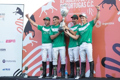 Facundo Pieres, Camilo Castagnola, Pablo Mac Donough y Bartolomé Castagnola, felices con la copa.
