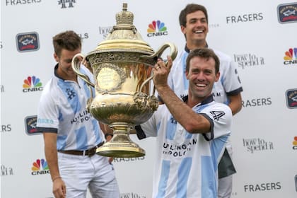 Facundo Pieres, el capitán del seleccionado argentino, levanta la Copa Coronación, delante de su primo Alfonso y de Juan Britos.
