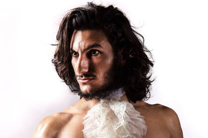 Facundo Posse, 21 años, de Berazategui, es uno de los intérpretes de "La era del cuero"; en el PreCosquín 2022 llegó a la final en un dúo con su hermano; el próximo verano volverán por la victoria