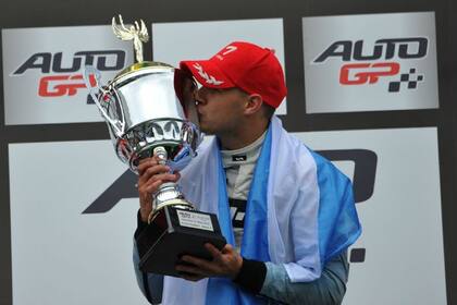 Facundo Regalía festejó con la bandera argentina